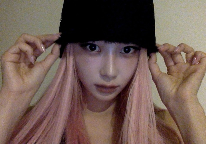 Selain karena MacBook selfie-nya, Giselle aespa juga tengah menjadi perbincangan publik berkat penampilannya yang memukau di comeback kali ini. Banyak yang beranggapan bahwa ‘Whiplash’ adalah era sang idola. / Foto: instagram.com/aerichandesu