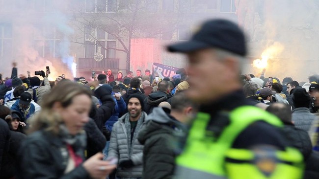 Pemerintah Israel mengirimkan 6 pesawat untuk memulangkan pendukung sepak bola yang terlibat kerusuhan di Amsterdam, Belanda.