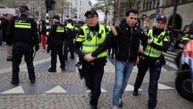 FOTO: Supporter Maccabi Tel Aviv Bikin Rusuh dan Bentrok di Amsterdam