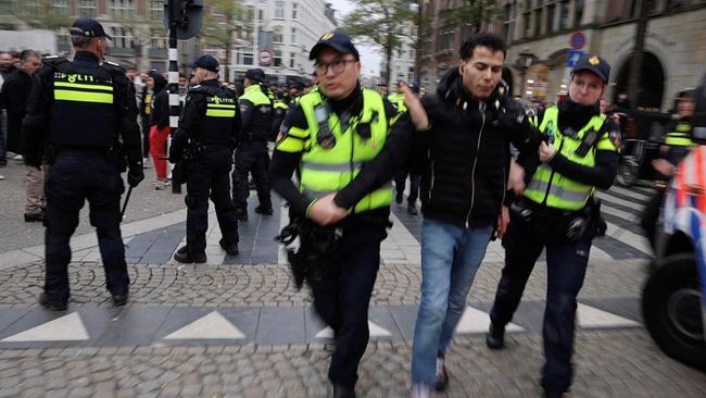 FOTO: Supporter Maccabi Tel Aviv Bikin Rusuh dan Bentrok di Amsterdam