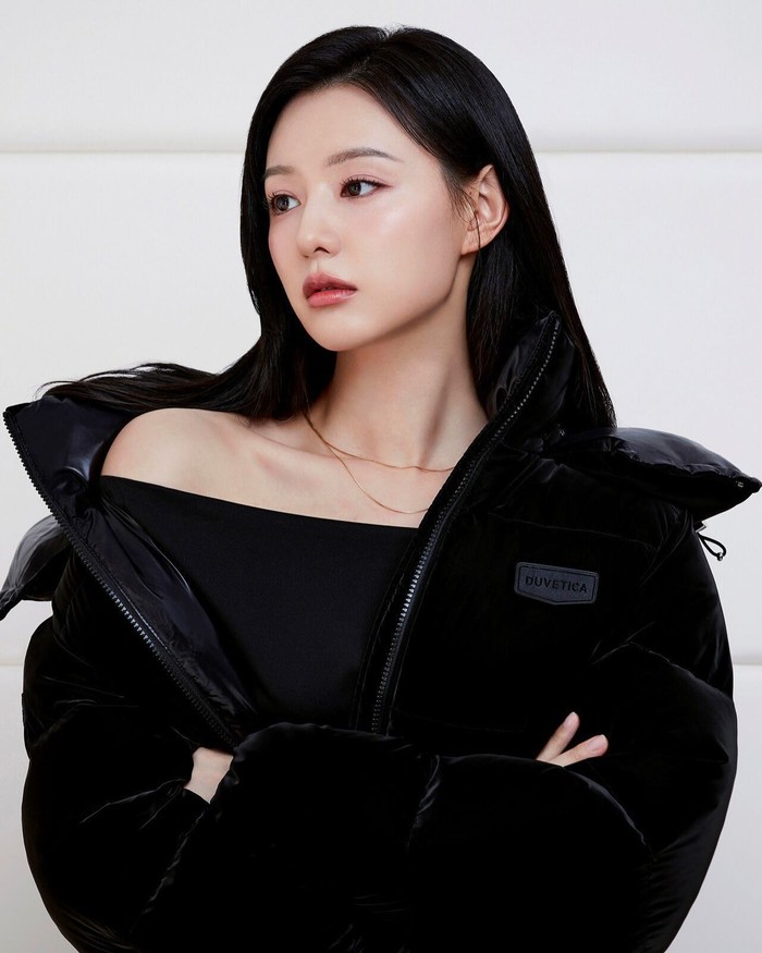 Torisa yang dipadukan dengan gaun hitam ini menonjolkan garis tulang selangka Kim Ji Won. Jaket ini memiliki potongan panjang dan desain leher tinggi, dilengkapi dengan bantalan pendek dari beludru matte yang memberikan kesan “demure look.”/ Foto: Duvetica