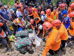 Ibu-Anak Korban Longsor Pejagoan Kebumen Ditemukan Meninggal Berpelukan