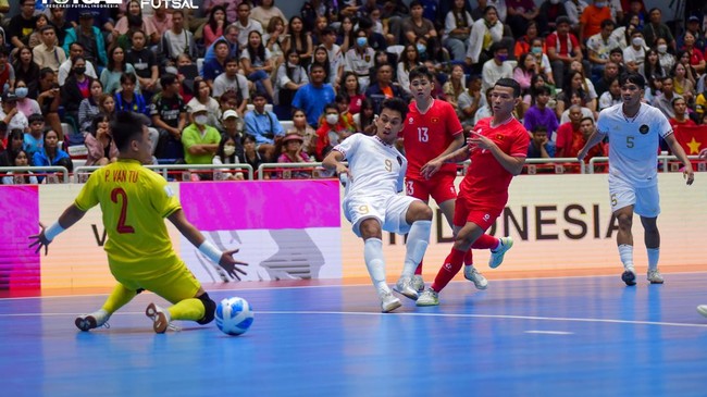 Sejumlah pemain Timnas Futsal Indonesia menangis usai memastikan menang atas Vietnam dan meraih gelar juara Piala AFF Futsal 2024.