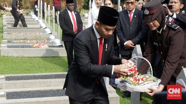 Wakil Presiden RI Gibran Rakabuming Raka melaksanakan prosesi tabur kembang di sejumlah makam pahlawan di Taman Makam Pahlawan Kalibata, Jakarta, Minggu (10/11).