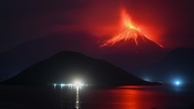 Gunung Lewotobi Meletus Lagi Selasa Malam, Debu Vulkanik Ganggu Warga