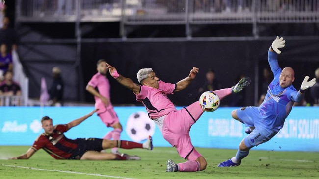 Messi dan Suarez terlibat insiden keributan dengan kiper Atlanta United Brag Guzan saat Inter Miami keok pada perempat final Major League Soccer (MLS).