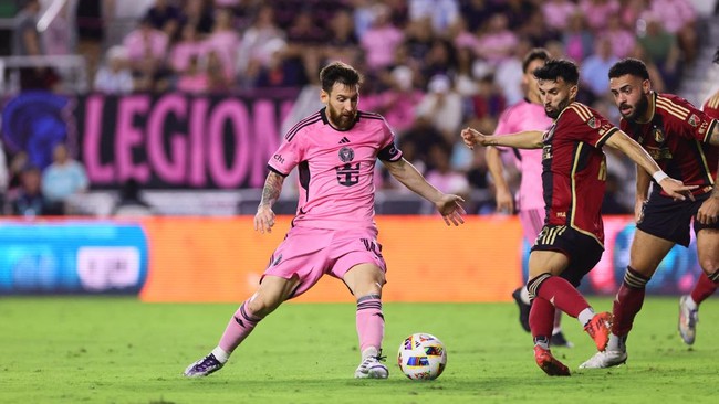 Inter Miami yang diperkuat Lionel Messi menelan kekalahan dramatis dari Atlanta United pada leg ketiga perempat final Major League Soccer (MLS), Minggu (10/11).