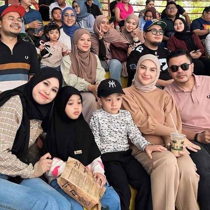 <p>Irish Bella dan sang suami juga tampak sering meluangkan waktu bersama anak-anak. Pasangan ini tampaknya sama-sama menikmati peran baru dalam mengasuh anak bersama. (Foto: Instagram: @_irishbella_)</p>
