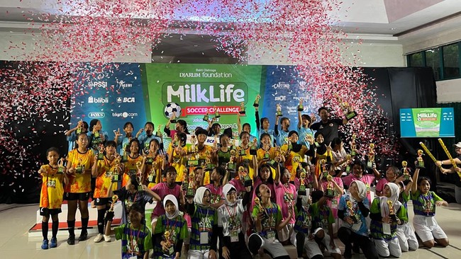 SD Cinta Kasih Tzu Chi dan SDN Kebagusan 03 keluar sebagai juara dalam final MilkLife Soccer Challenge Jakarta Seri 2.