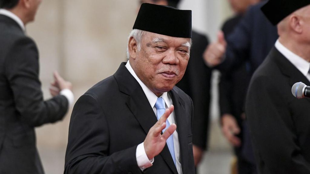 Kelakar Seskab Teddy Soroti HP Jadul Tahun 1995 Milik Pak Bas