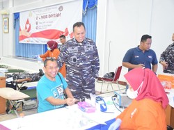 Peringati HUT-Hari Pahlawan, Dinas Psikolog AL Gelar Baksos di Taman Bungkul