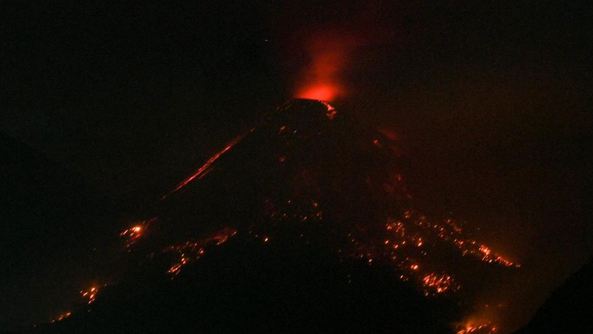 Gunung Lewotobi Laki-laki Erupsi, Semburkan Abu Vulkanik 1,7 Km