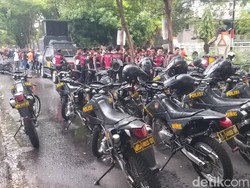Simpatisan Ricuh di Luar Arena Debat Pilgub Sulsel, Massa Saling Lempar Batu