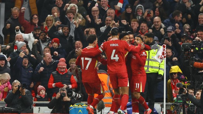 Liverpool berhasil memperlebar jarak dari Man City usai menang atas Aston Villa, Minggu (10/11) dini hari WIB. Mohamed Salah cetak gol dan assist.