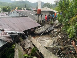Rumah Warga di Puncak Bogor Rusak Tertimpa Tembok Penahan Tanah