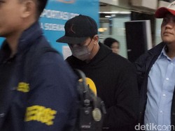 Video: 2 Tersangka Mafia Akses Judol Komdigi Tiba di Bandara Soetta