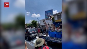 VIDEO: Aksi Peternak Sapi Mandi Susu Protes Pembatasan Kuota