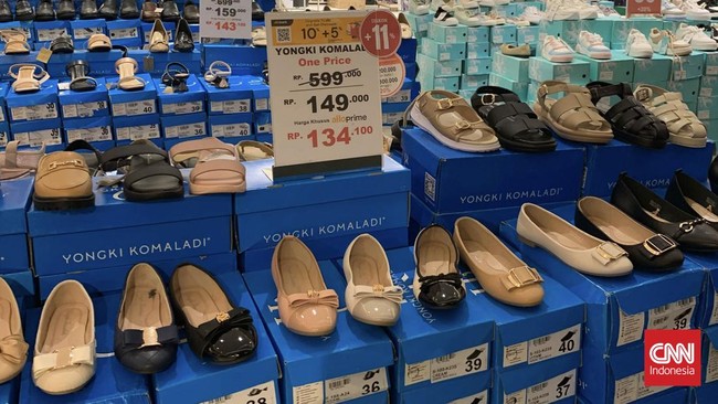 Aneka sepatu dan sandal diskon gede sampai 70 persen di Transmart department store berlaku khusus hari ini (17/11).