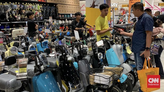 Sepeda listrik dari harga normal Rp3,8 juta diskon jadi Rp2 juta di Transmart Full Day Sale khusus pembelian hari ini, Minggu (9/3).