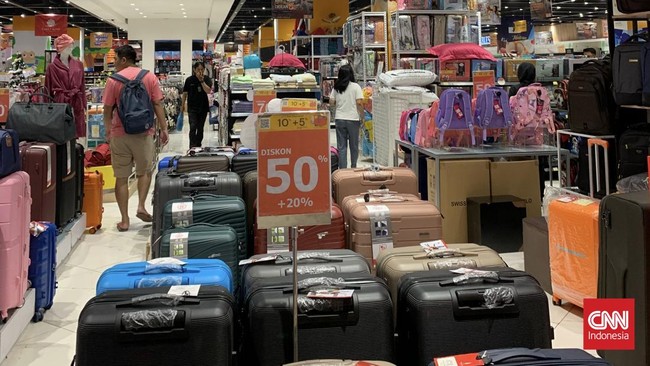 Koper dari berbagai merek ternama, mulai dari Polo hingga Napoleon diskon hingga 70 persen khusus pembelian hari ini, Minggu (21/9).