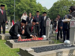 Usai Pimpin Upacara, Gibran Tabur Bunga di Makam BJ Habibie-Ani Yudhoyono