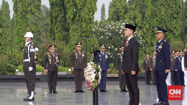 Wapres Gibran Rakabuming Raka memimpin Upacara Ziarah Nasional dalam rangka Peringatan Hari Pahlawan Tahun 2024 di Taman Makam Pahlawan Nasional  Kalibata.