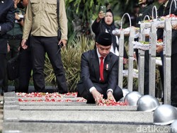 Video: Momen Gibran Tabur Bunga di Makam Habibie-Ani Yudhoyono