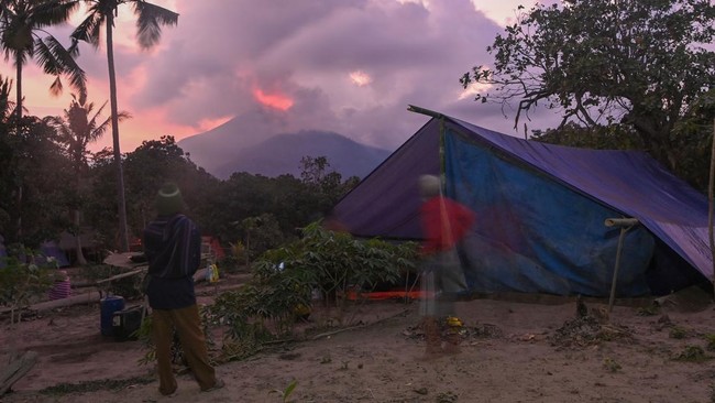 Gunung Lewotobi Laki-laki kembali erupsi pada Jumat (7/2) dini hari, warga diimbau waspada.