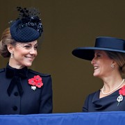 Kate Middleton Elegan Hadiri Remembrance Sunday Berbalut Military-Style Coat