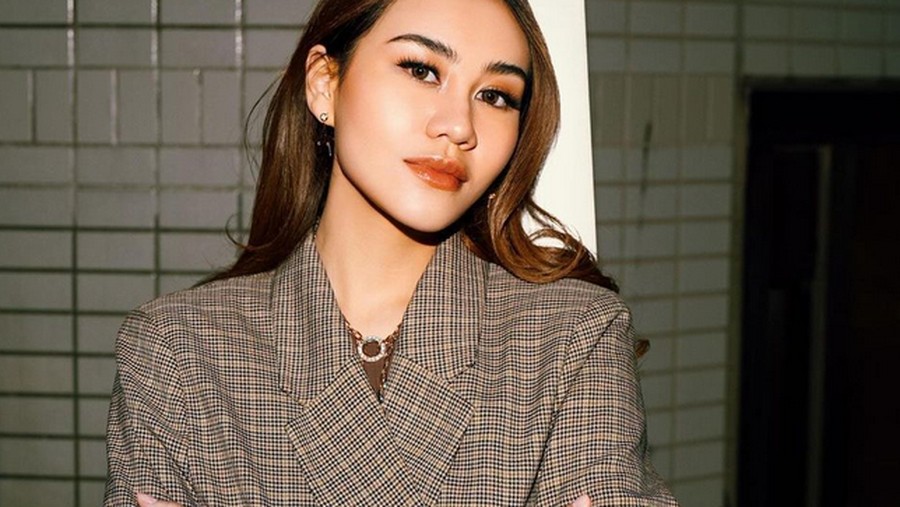 Aaliyah Massaid mengungkapkan skincare rutin sehari-hari yang bisa kamu terapkan di rumah Aaliyah Massaid mengungkapkan skincare rutin sehari-hari yang bisa kamu terapkan di rumah.