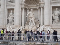 Terbangkan Drone di Trevi Fountain, Turis Ditilang deh