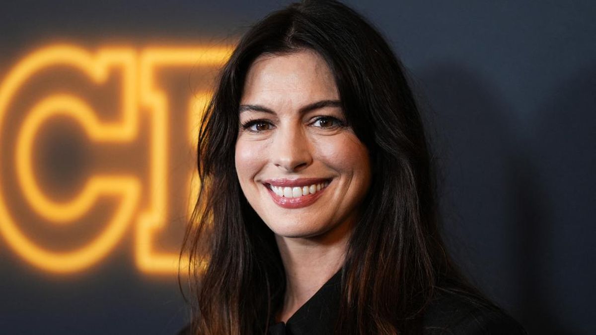 Anne Hathaway Debut Jadi Penyanyi, Rilis Lagu Burial dari Mother Mary