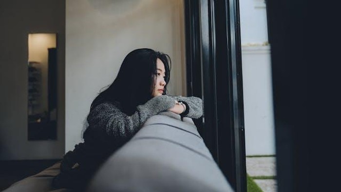 Terus-menerus menyalahkan diri sendiri hanya akan membuatmu terjebak di masa lalu. Mulailah berbicara kepada dirimu dengan cara yang lebih penuh kasih.