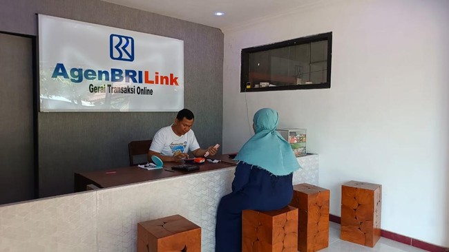 Dengan kegigihan memperkenalkan layanan BRI kepada warga Desa Balung, Kecamatan Kendit, kini AgenBRILink Ilham dipercaya sebagai 'BRI mini' di wilayahnya.