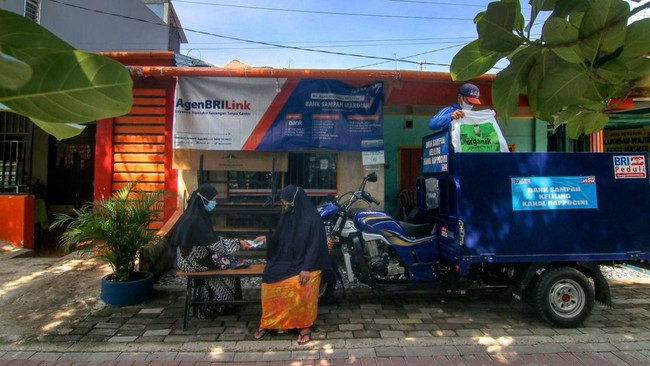 Tak hanya layanan perbankan, setiap harinya Rida juga memfasilitasi warga yang membutuhkan tambahan modal untuk keperluan usaha melalui Kredit Cepat (Kece) BRI.