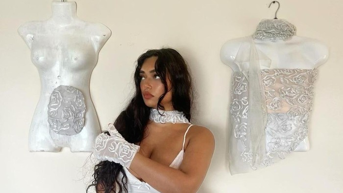 Perempuan Ini 'Sulap' Alat Bantu Medis Jadi Fashion Statement Stylish dan Edgy