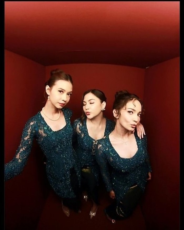 Enzy Storia, Yuki Kato, dan Jessica Mila tampil kompak dan anggun sebagai bridesmaid Febby, semua pakai kebaya hijau modern. Meski seragam, gaya mereka tetap beda lewat pilihan sanggul dan aksesori! (Enzy dkk/Foto: instagram.com/enzystoria)