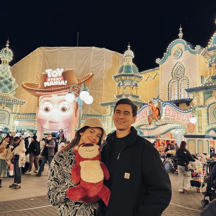 <p>Pasangan Enzy Storia dan Maulana Kasetra kini menetap di Amerika Serikat. Keduanya pun sering menghabiskan waktu bersama dengan bepergian ke luar negeri, seperti potret berikut ini saat liburan ke Jepang. (Foto: Instagram@enzystoria)</p>