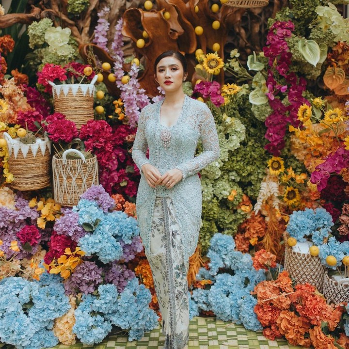 <p>Untuk acara siraman, Febby mengenakan kebaya berwarna biru muda dari <em>fashion designer,</em> Fadlan Indonesia. Penampilanya ini dilengkapi dengan selop siraman berwarna <em>sky blue</em> dari Nefrin Fadlan. (Foto: Instagram@febbyrastanty)</p>