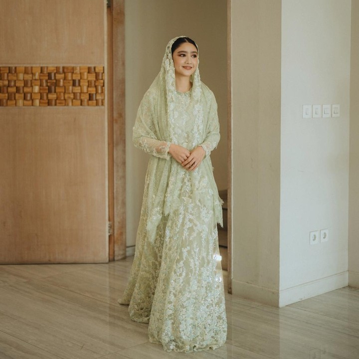 <p>Febby kerap mengunggah beberapa momen saat menjalani rangkaian acara menjelang pernikahannya, seperti potret yang satu ini. Untuk acara pengajiannya, Febby tampil menawan dengan busana berwarna hijau dari LACE by Artkea. (Foto: Instagram@febbyrastanty)</p>