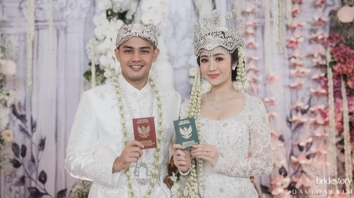 img-title Detail Kebaya dan Gaun Pengantin Febby Rastanty, Elegan Pakai Adat Sunda dan Palembang