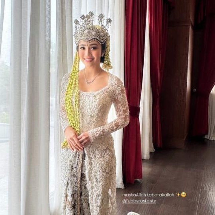 <p>Perempuan 28 tahun ini memilih adat Sunda untuk prosesi akad nikahnya. Ia pun tampil cantik mengenakan kebaya putih yang dilengkapi dengan siger sunda. Busana akadnya ini adalah karya dari <em>fashion designer, </em>Vera Anggraini Cantien<em>. </em>(Foto: Instagram@febbyrastanty)</p>