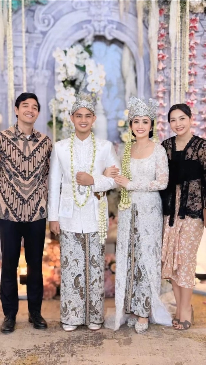 Hesti Purwadinata dan suaminya, Edo Borne, juga hadir di pernikahan Febby Rastanty. Mereka tampil serasi dengan kebaya dan setelan batik. (Hesti Purwadinata dan suami/Foto: instagram/hestipurwadinata)