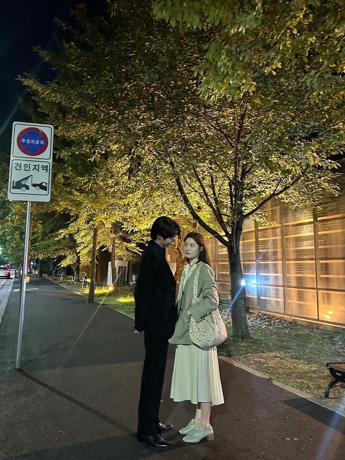 Tidak hanya saat berakting, di balik layar pun baik Hwang In Youp dan Jung Chae Yeon membuat pemirsa gemas dengan kedekatan mereka, Beauties./ Foto: instagram.com/j_chaeyeoni