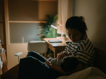 Waktu Tidur Berantakan? Simak Tips Atur Jam Tidur Ibu yang Baru Menyusui