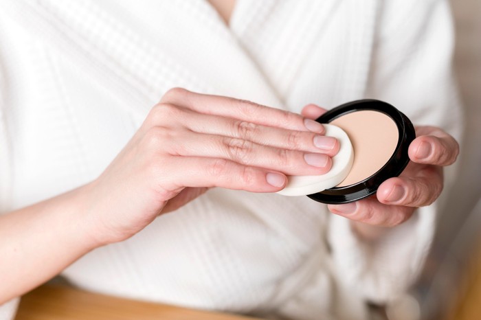 semua produk makeup berbentuk padat, dari mulai bedak padat, blush on, hingga bronzer termasuk barang yang tidak dapat dipinjamkan pada orang lain.