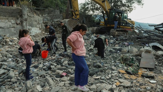 Sebagian warga Lebanon mulai kembali ke area selatan negara itu usai Israel dan Hizbullah setuju melakukan gencatan senjata.