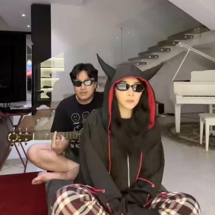 <p>Isyana Sarasvati menikah dengan Rayhan Maditra Indrayanto pada 2020. Keduanya diketahui memiliki hobi yang sama, yakni bermain musik. Tak heran jika pasangan ini menikmati waktu bersama dengan meng<em>-cover</em> sebuah lagu. (Foto: Instagram@isyanasarasvati)</p>