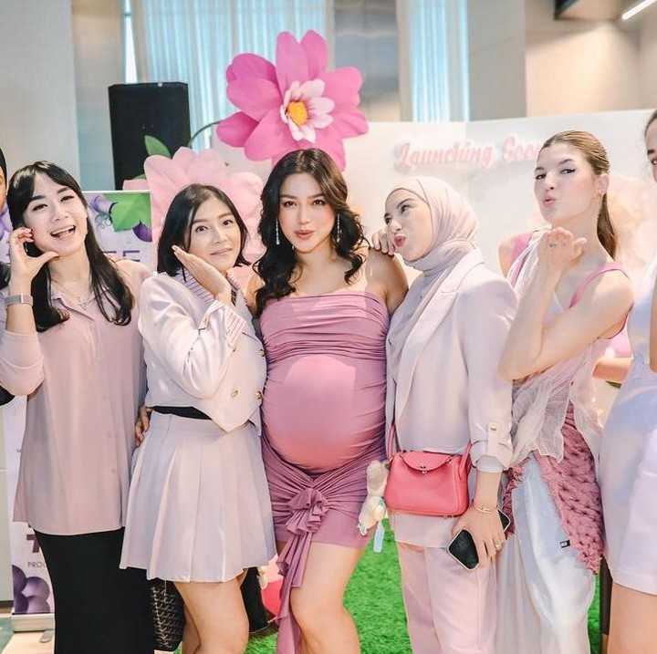 <p>Melalui unggahan di Instagram, Jedar mengungkap rasa terima kasihnya kepada teman-teman dekat yang sudah hadir di acara <em>baby shower</em> ini. Bunda dua anak ini mengaku sangat bahagia bisa menghabiskan waktu bersama sebelum melahirkan anak ketiganya. "Terima kasih <em>my beautiful people</em> sudah datang, aku happy banged hari ini! <em>Best baby shower ever! You guys amazing!</em>" tulisnya. (Foto: Instagram @inijedar)</p>