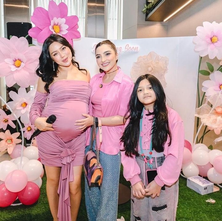 <p>Di acara <em>baby shower</em> ini, beberapa Bunda Seleb turut hadir. Salah satu yang hadir adalah Ashanty dan putrinya Arsy Hermansyah. Ibu dan anak ini kompak mengenakan pakaian berwarna pink cerah. (Foto: Instagram @inijedar)</p>